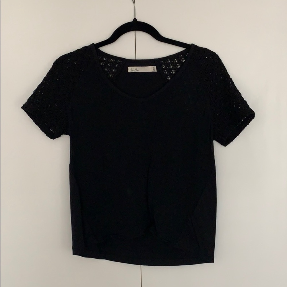 Blank tshirt with crochet sleeves